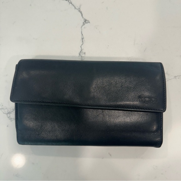 Tumi Handbags - ⚜️ Tumi Black Leather Wallet
